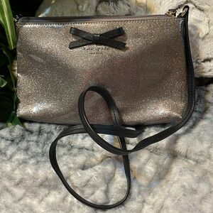 KATE SPADE “AMY MAVIS STREET”  MEDIUM CROSSBODY BLACK STRAP & SIGNATURE BOW